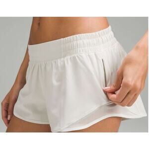 6558 NWT Lululemon Hotty Hot Low-Rise Lined Short 2.5" in BONE Sz 10